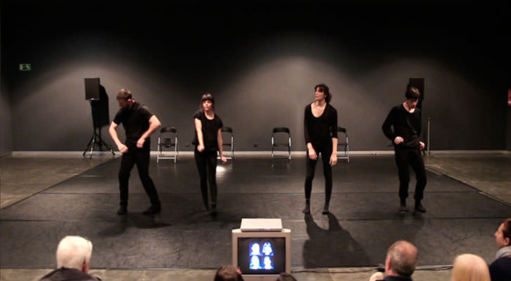 Taiat Dansa en un momento de la pieza que presentan en el Museo Guggenheim. Imagen cortesía de Taiat Dansa.