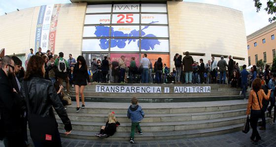 Fachada del IVAM, durante una concentración del sector artístico. Foto: Tania Castro. 