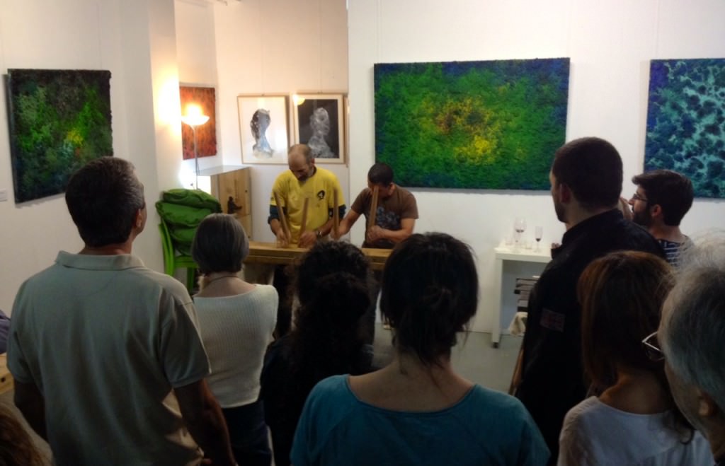 Público asistente a la exposición de Iñaki Torres en Espacio 40, durante la actuación de txalaparta. Imagen cortesía de la galería. 