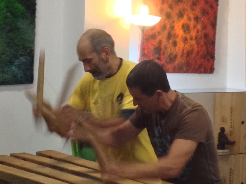 Anibal Campo (izda) y Salvador Martín, de Txalaparta Un Rayo, durante su actuación en la inauguración de la exposición de Iñaki Torres en Espacio 40. Imagen cortesía de la galería.