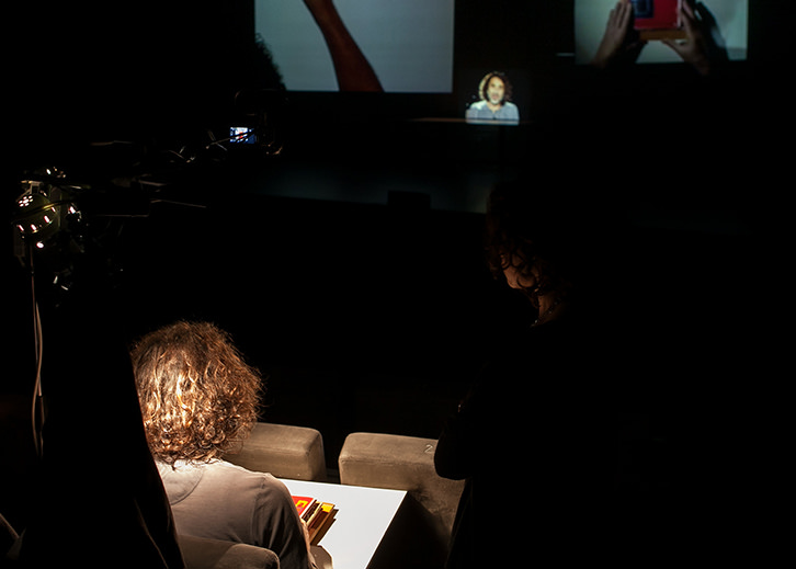 Un momento de la propuesta de Rabih Mroué en Alhóndiga Bilbao. Fotografía: Eva Zubero. 