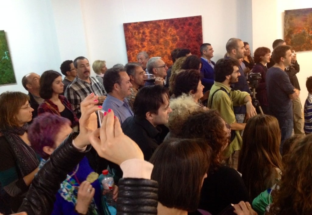 Público que acudió a la inauguración de la exposición de Iñaki Torres en Espacio 40, durante la actuación de txalaparta. Imagen cortesía de la galería. 