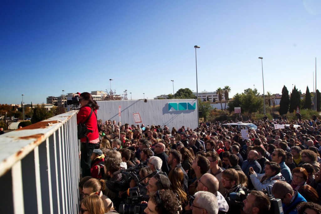  Concentración exterior durante el desalojo de Canal Nou en 2013. Foto: Eva Máñez