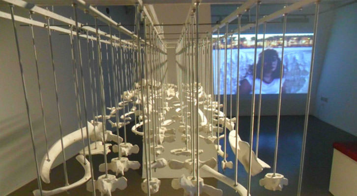 Escultura de Jaume Chornet y video de Giorgia Partesotti en 'Mar-Mar', en el Octubre Centre de Cultura Contemporánia.