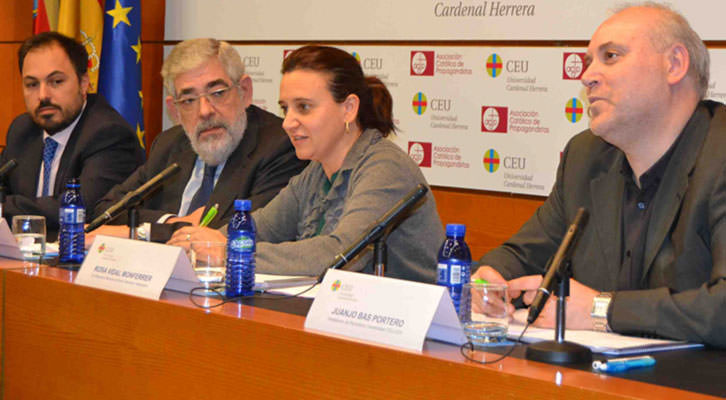 Rosa Vidal, ex directora de RTVV, en un momento de su conferencia en el Palacio de Colomina. Imagen cortesía de la Universidad CEU-Cardenal Herrera.