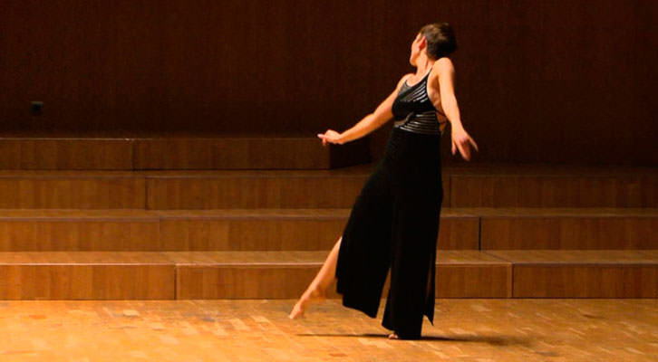 Eva Bertomeu en una de sus coreografías. Imagen cortesía de Sala Russafa.