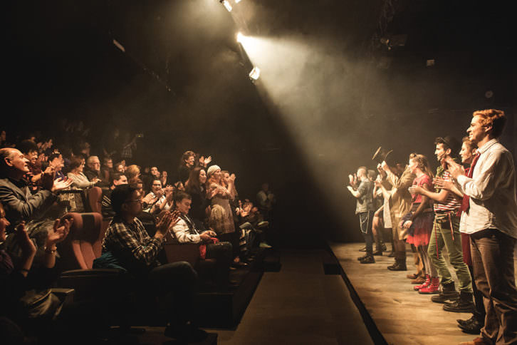 Actores y público al final de la función de 'El cazador de vientos' en Sala Off. Fotografía: Cecilia Cristolovean. 