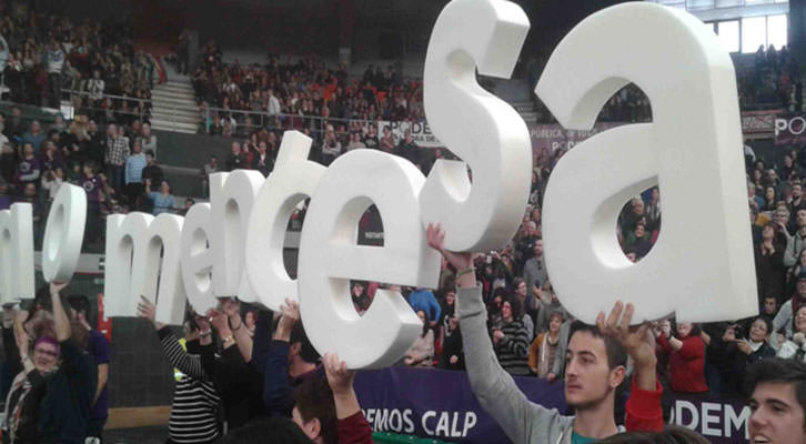 Algunos de los jóvenes en el mitin de Podemos, sosteniendo algunas de las letras que conformaban la frase Ahora es el momento. 