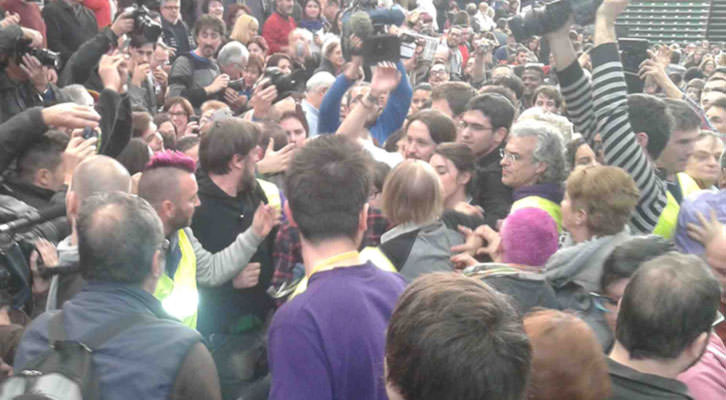 Pablo Iglesias, líder de Podemos, rodeado de la multitud que llenó la Fonteta  de San Luis, al acabar su alocución.