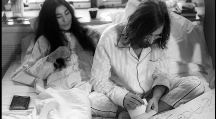 John Lennon y Yoko Ono en la 'bed-in' de Montreal de 1969. Fotografía de Mario Vagnini, cortesía de La Térmica.