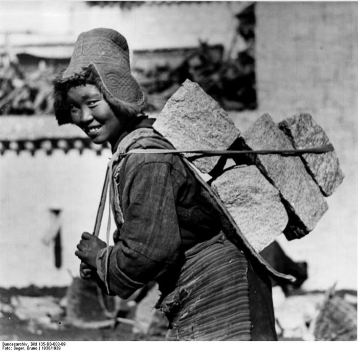 Muchacha tibetana cargando piedras. Imagen , Bruno Berger, 1938/39, cortesía Bundesarchive.