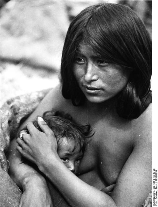 Madre tibetana con su hijo. Imagen, Ernest Schäfer, 1938/39, cortesía Bundesarchive.