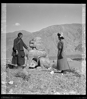 León de piedra,  imagen de la escultura que según ciertas creencias puede haber inspirado en cuento "El león de piedra,  Fábulas y cuentos del Viejo Tíbet". Imagen Hugh E. Richardson, 1949. Región del valle Chyongye. The Tíbet álbum. Pitt Rivers Museum.