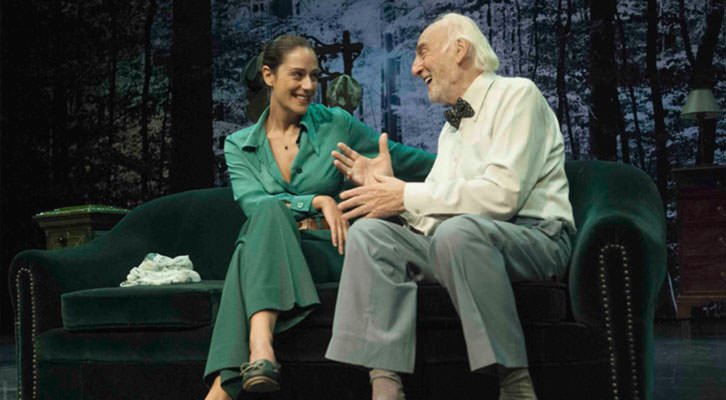 Héctor Alterio y Luz Valdenebro en una escena de 'En el estanque dorado', de Magüi Mira. Cortesía de Teatres de la Generalitat. 