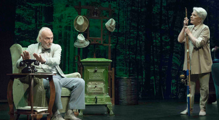 Héctor Alterio y Lola Herrera en una escena de 'En el estanque dorado', de Magüi Mira. Cortesía de Teatres de la Generalitat.