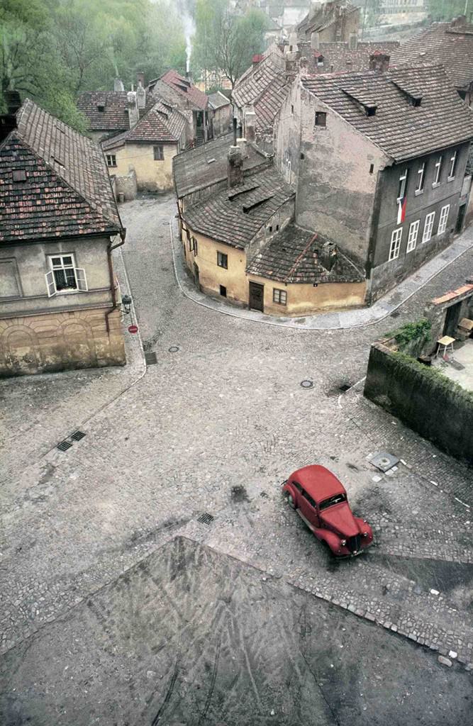 Fotografía de Franco Fontana en la exposición 'El paisaje urbano en la Colección de Fotografía del IVAM'.