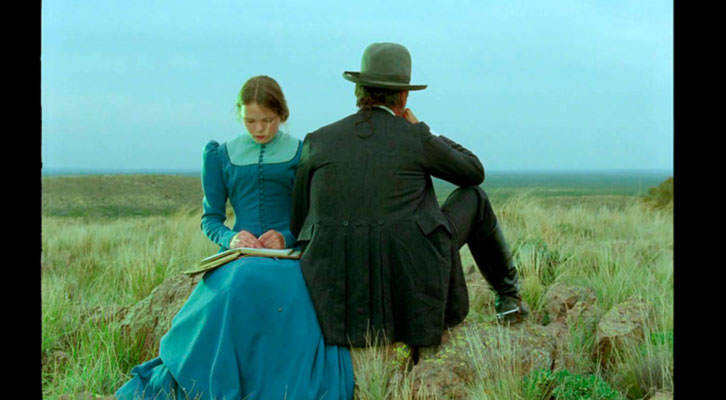 Fotograma con el que se abre la película 'Jauja', de Lisandro Alonso. De espaldas, Viggo Mortensen, junto a Villbjork Malling Agger.
