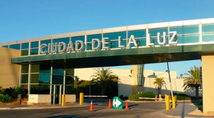 Cartel de entrada a Ciudad de la Luz.
