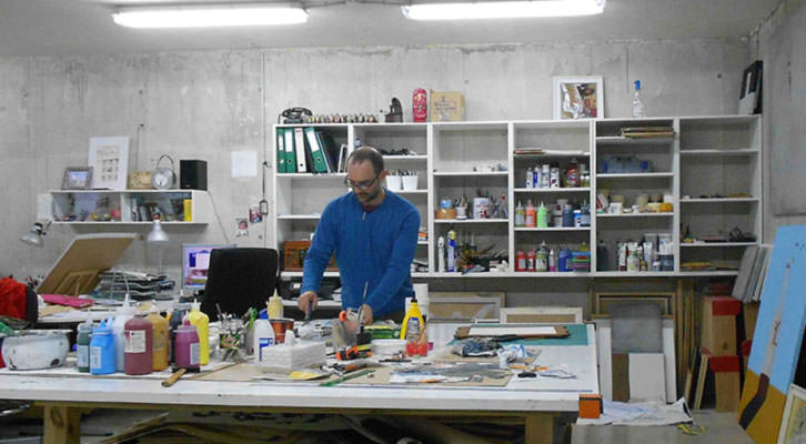 Moisés Yagües, trabajando en su estudio. Imagen cortesía del autor. 