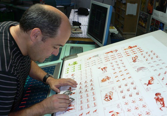 Carlos Domingo verificando la gama cromática de la edición. Imagen, Vicente Chambó.