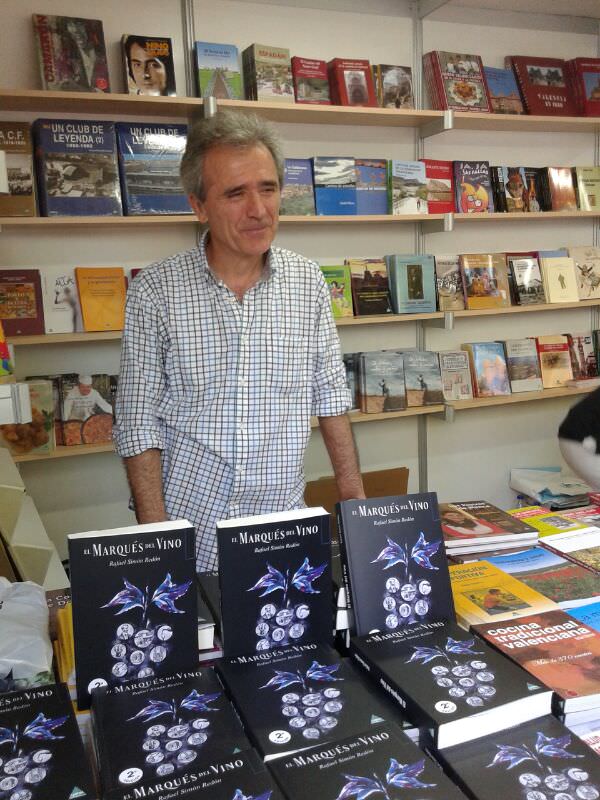 Rafael Simón durante la presentación de su libro 'El Marqués del Vino', de Carena Editors. Imagen cortesía del autor.