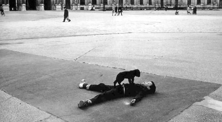 Fotografía de Robert Doisneau en la exposición 'El paisaje urbano en la Colección de Fotografía del IVAM'.