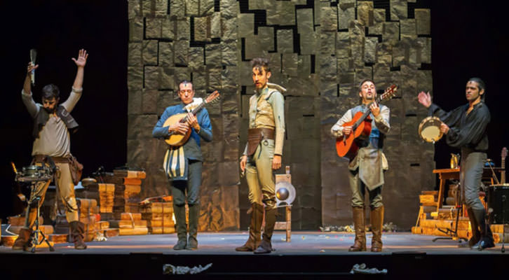 Escena de 'En un lugar del Quijote', de Ron Lalá. Teatro Talía de Valencia.