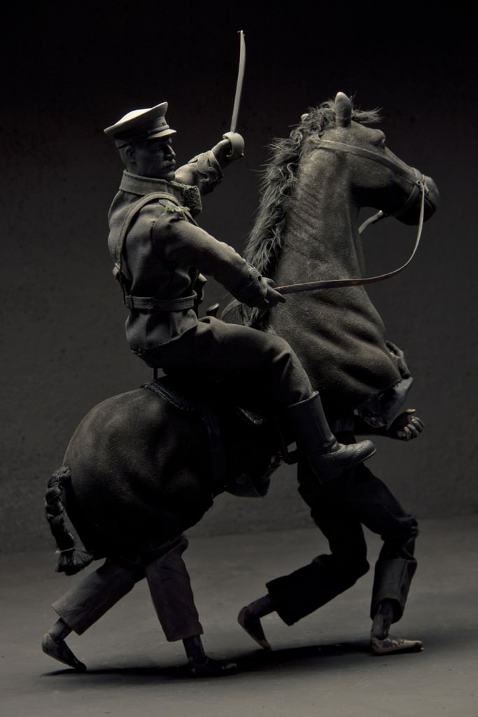 Cayetano Ferrández. El hombre gris: Figura equestre. Fotografía digital impresa en papel baritado sobre dibond. 165 x 110 cm. Cortesía del artista.