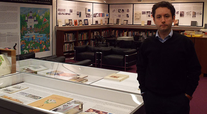 Manuel López Segura en la exposición de la Universidad de Harvard. Cortesía del autor.