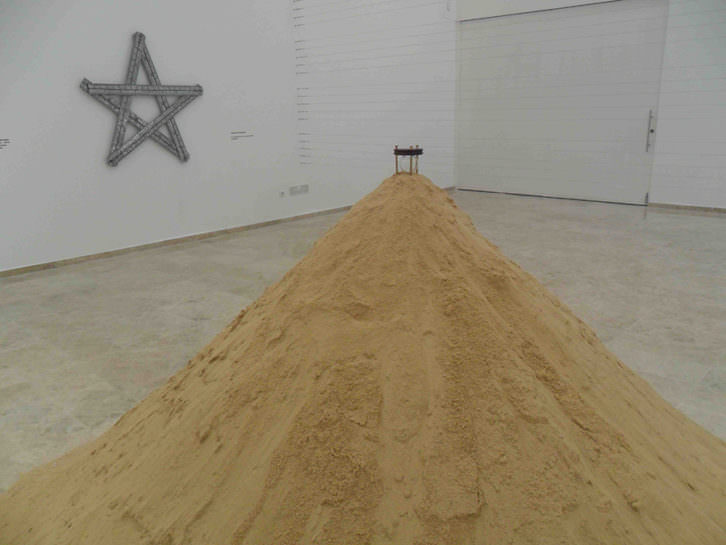 Instalación de Glenda León en la exposición 'La tercera orilla'. Sala Josep Renau de la Facultad de Bellas Artes de Valencia. 