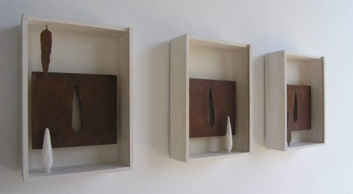 Ciprés de Corten (11 cm). Caja (42x35x9 cm). Obra pictórica (20x12 cm).