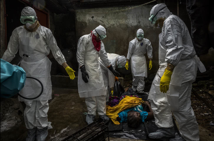 Fotografía de Daniel Berehulak en la exposición Ébola en el IVAM. Imagen cortesía de PhotOn Festival. 