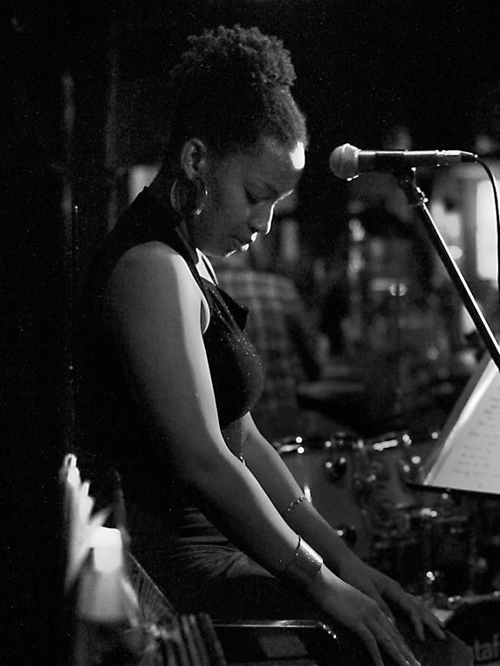 Erin Marisol Corine. Imagen cortesía de Jimmy Glass Jazz Bar. 