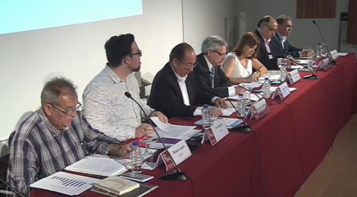 De izquierda a derecha, Robert Lisart, Yuri Aguilar, Miguel Ángel Mulet, Antonio Ariño, Carmen Amoraga, Pepe Almería y Josep María Pañella. La Nau de la Universitat de València.