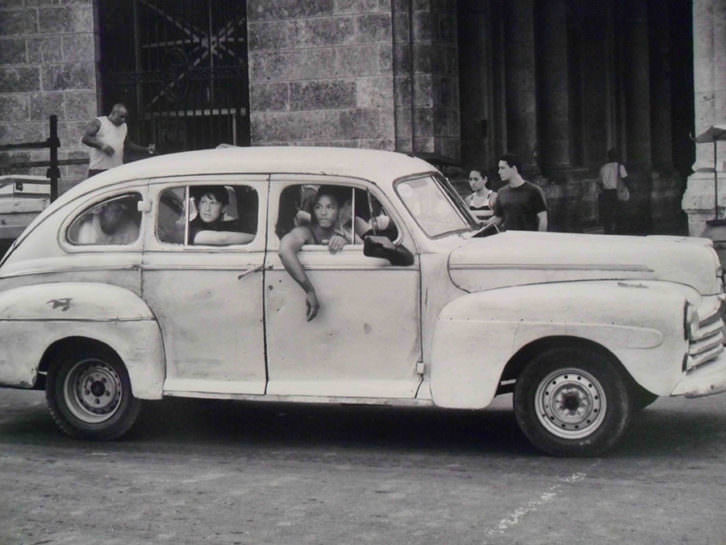 Fotografía de Flor Mayoral en la exposición 'Entre dos aguas: La Habana-Miami-Valencia'. Centro del Carmen.