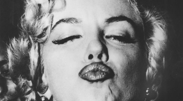 Marilyn Monroe fotografiada por Weegee, al que se dedica una exposición en el MuVIM dentro de Valencia Negra. 