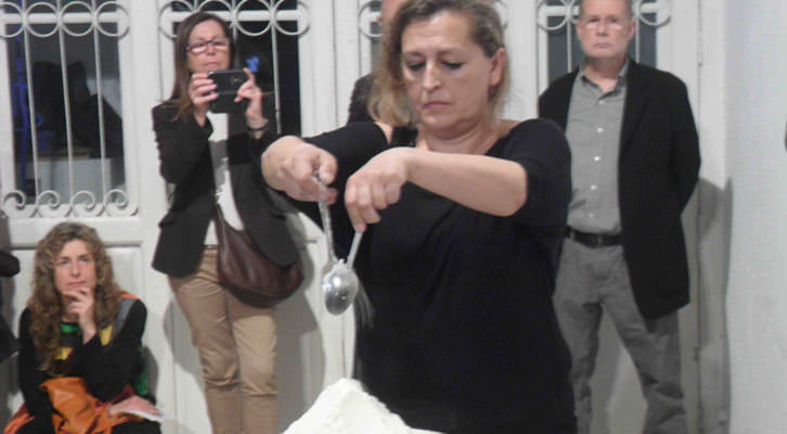 Lucía Peiró, en un momento de la performance con la que se inauguró Juntos en la diversidad en Galería del Palau.