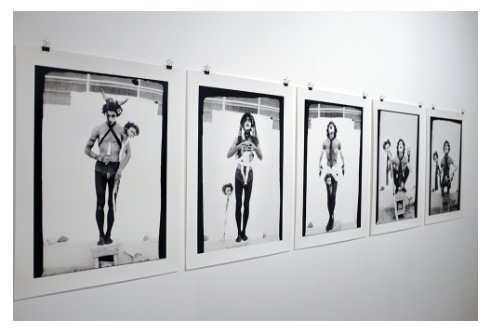 Imagen de la exposición Cuerpo/Subversión/Fotografía de Jürgen Klauke y Sergio Zevallos. Cortesía de Espaivisor.