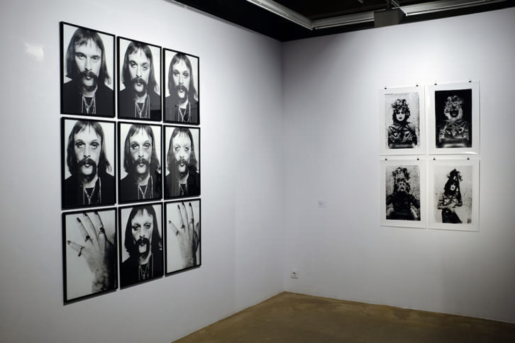 Imagen de la exposición Cuerpo/Subversión/Fotografía de Jürgen Klauke y Sergio Zevallos. Cortesía de Espaivisor. 