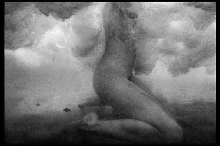 Fotografía de Jaume Fuster en la exposición 'Poemas para leer sin respirar'. Cortesía del autor.