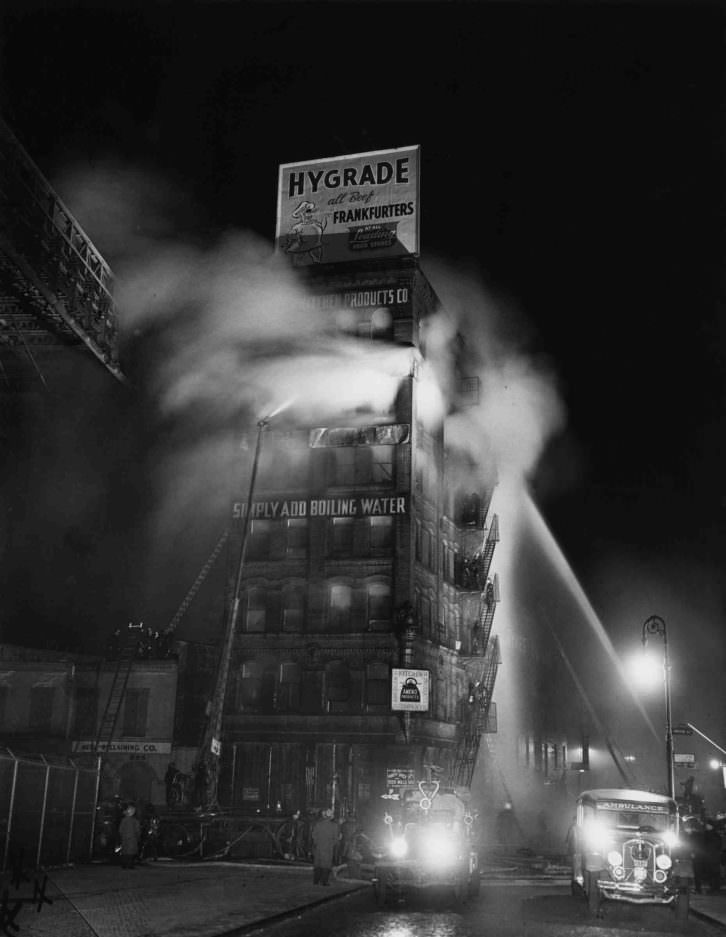 Simply Add Boiling Water. Fotografía de Weegee en la exposición 'Weegee The Famous' en el MuVIM. 