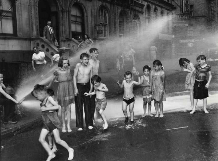 Summer, The Lower East Side, 1937. Fotografía de Weegee en la exposición 'Weegee The Famous' en el MuVIM. 