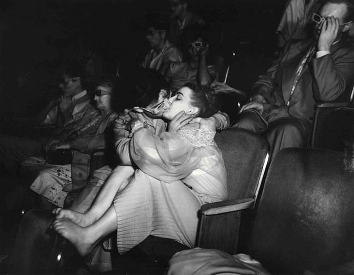 Lovers with 3-D glasses at the Palace Theater (Infra-red), 1943. Fotografía de Weegee en el MuVIM. 