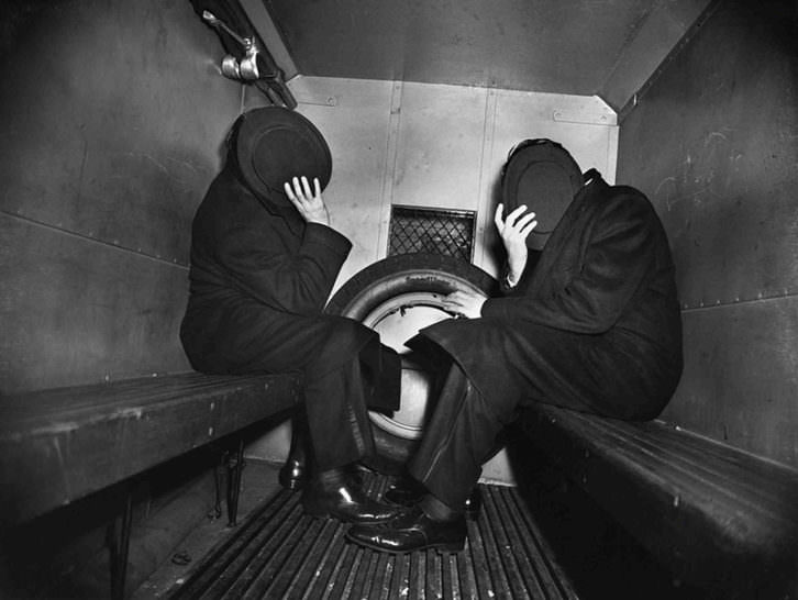 Two Offenders in the Paddy Wagon. Fotografía de Weegee en la exposición 'Weegee The Famous' en el MuVIM.