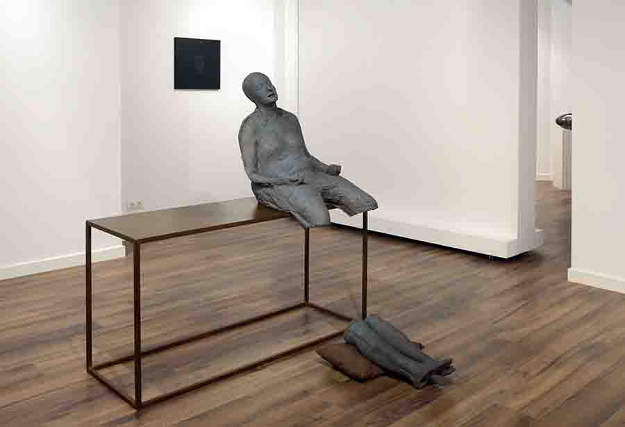 Escultura de Miguel Borrego en la exposición 'El rumor, la máscara'. Imagen cortesía de Kir Royal Gallery. 