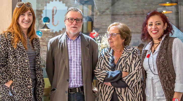 De izquierda a derecha, Lupe Frigols, Vicente Gallart, Pepa Dasí y Bia Santos, en la terraza de Lotelito. Fotografía: Ana Pastor.