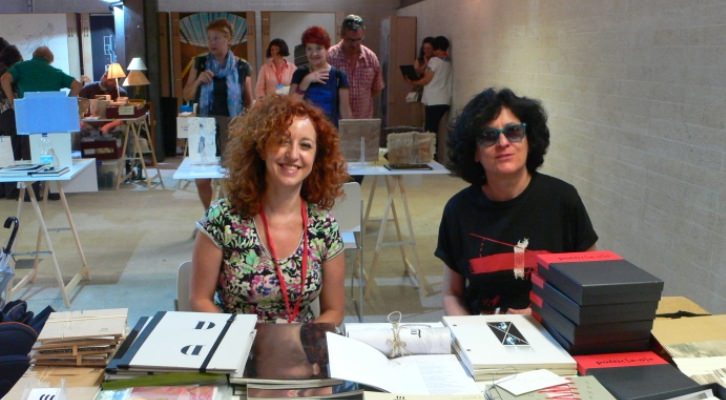 Caridad Fernández y Carmen Isasi, de Tres en Suma Espacio de Arte. Masquelibros 2014. Imagen Vicente Chambó.