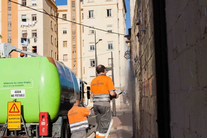 Destrucción de la instalación de Jorge López en el Cabanyal, Valencia. Cortesía del artista.