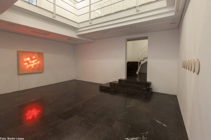 Vista de la entrada a la exposición de Priscilla Monge. Fotografía de Nacho López cortesía de Luis Adelantado.