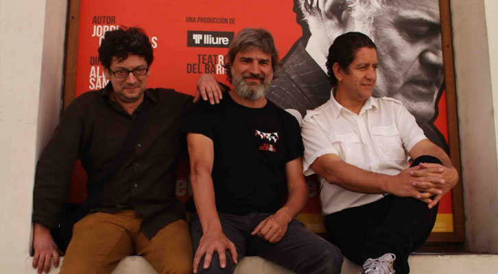 De izquierda a derecha, Manolo Solo, Alberto San Juan y Pedro Casablanc, subidos al cartel de la obra 'Ruz-Bárcenas', en el Teatro Talía. Fotografía: Roberto Fariña. 